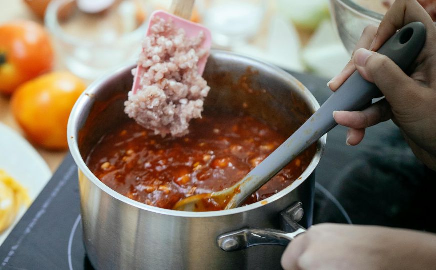 Male tajne velikih kuhara: Nemojte preskakati ovaj korak kada dinstate meso