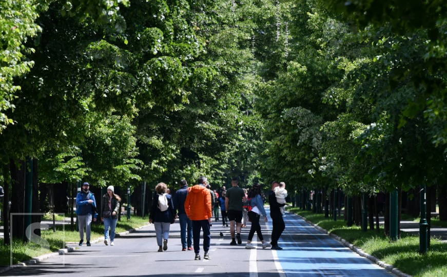 Subota na Vilsu: Sarajke i Sarajlije uživaju u šetnji dok se sunce bori sa oblacima