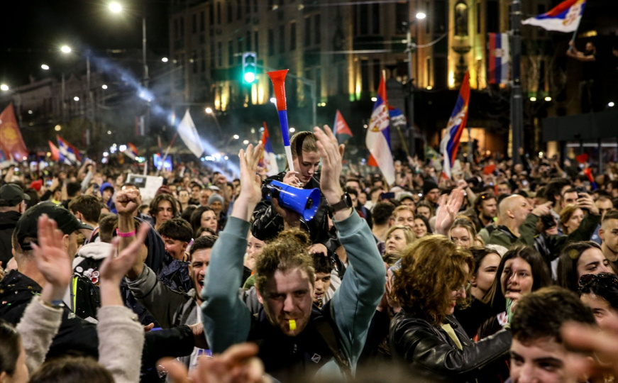 Napadnuti srednjoškolci u Srbiji dok su lijepili plakate za protest: Jedan učenik završio u bolnici