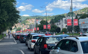 Vozači, naoružajte se strpljenjem: Gužva u centru Sarajeva, formirale se duge kolone vozila