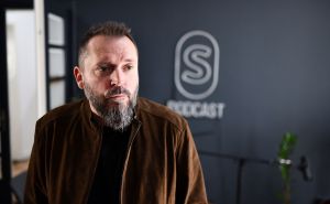 Borba za istinu: Dragan Bursać u Sarajevu predstavlja novu knjigu 'Kolumne iz tame regiona'