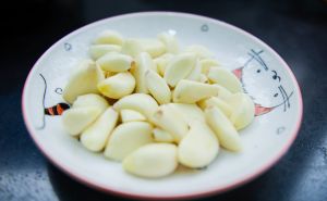 Bijeli luk na prazan želudac: Mnogi ga zovu "prirodnim antibiotikom", evo šta radi organizmu