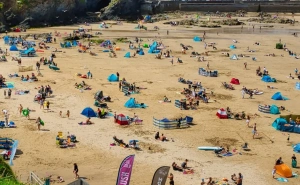 Plaža puna detalja, a samo jedna lopta skriva se na slici: Možete li je uočiti za samo 3 sekunde?